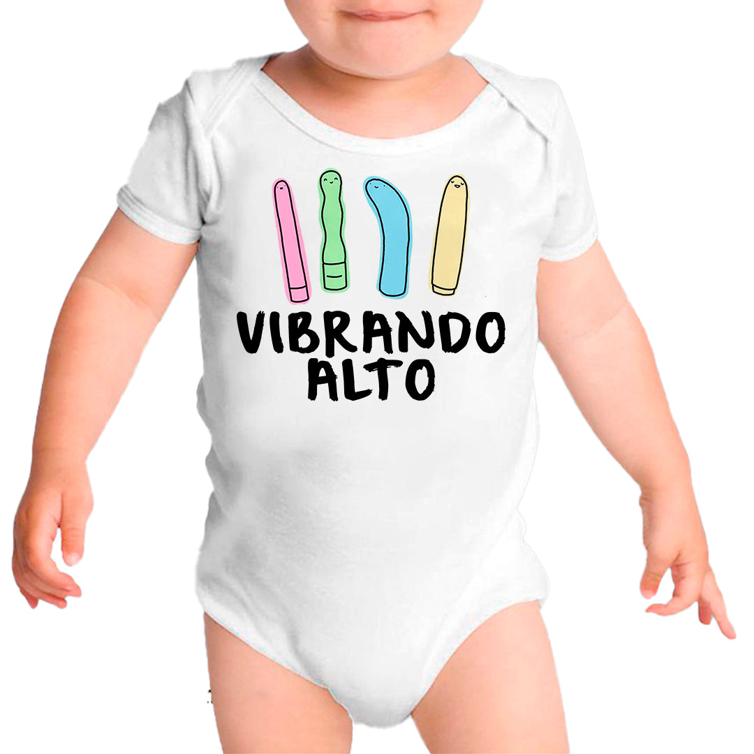 Ropa: Pañalero Body Bebé diseño de vibrando alto, playeras, vibras, buenas vibras TV y Cine Humor