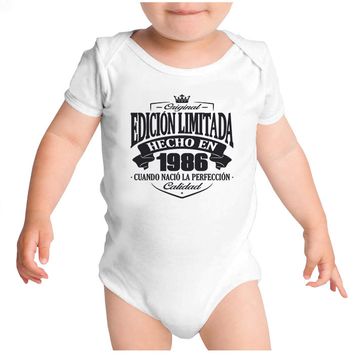 Ropa: Pañalero Body Bebé Diseños de 1986, cumpleaños, hecho en y año de nacimiento. Ilustración Frases