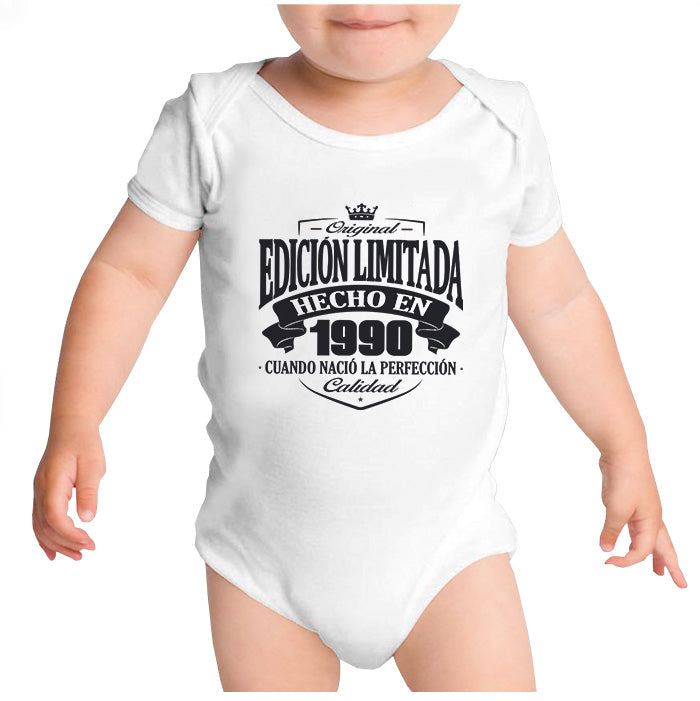Ropa: Pañalero Body Bebé Diseños de 1990, cumpleaños, hecho en y año de nacimiento. Ilustración Frases